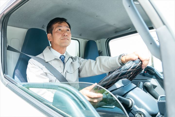 《一宮市》週払いOK・3ｔ車での冷凍商品のコンビニ配送ドライバー！（高収入・期間限定2023年8月末迄）