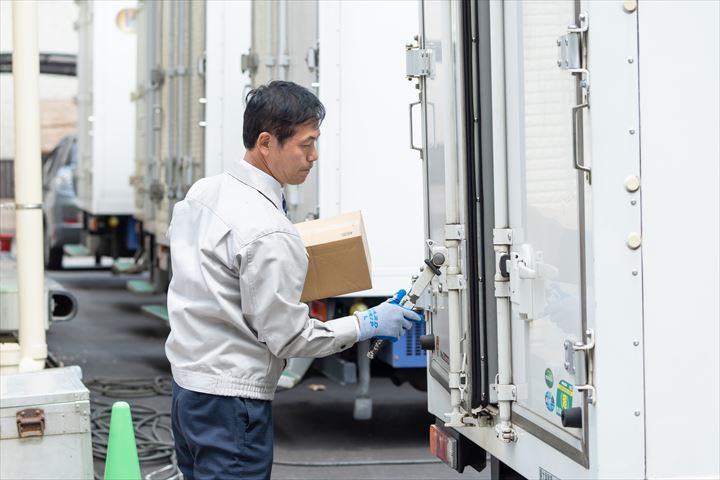 《江東区》週払いOK・大型車での機密書類のセンター間配送ドライバー！（超高時給・土日祝休み）