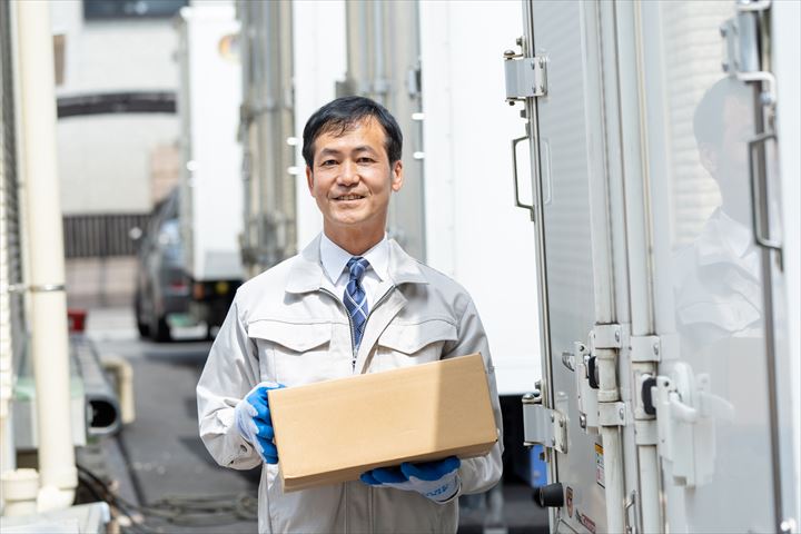 《横浜市瀬谷区》週払いOK・3ｔ車での弁当やチルド品のコンビニ配送ドライバー！（Web面接OK・高収入）