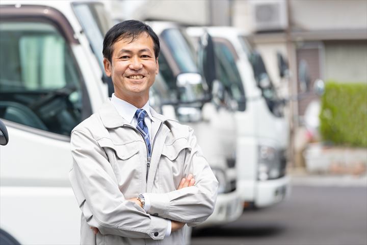《山口市》週払いOK・4ｔ車での企業向け一般貨物の集配ドライバー！（土日祝休み・日勤）