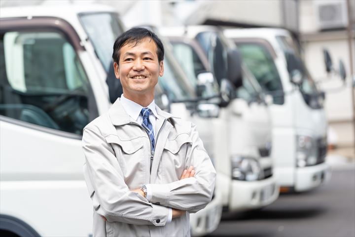 《横浜市金沢区》週払いOK・2ｔワイドロング車での企業への段ボール製品の配送ドライバー！（2ヶ月の短期・高時給）