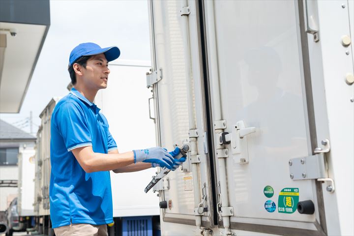 《豊中市》週払いOK・2ｔ車でのパンの店舗配送ドライバー！（Web面接OK・ルート配送）