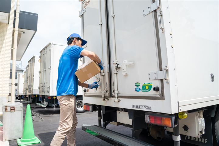 《三島市》週払いOK・3ｔ車での自動販売機への飲料配送ドライバー！（週休2日・AT限定）