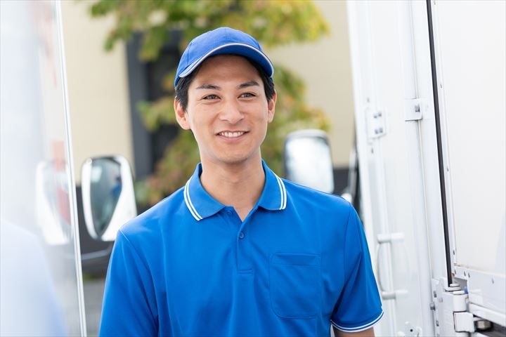 《牧之原市》週払いOK・4ｔ車での店食品や日用品の店舗配送ドライバー！（高時給・週休2日）