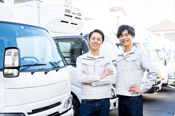 《船橋市》週払いOK・4ｔ車でのスーパーへのチルド食品の配送ドライバー！（高収入・夜勤）