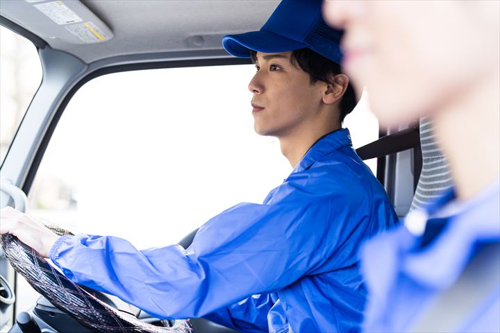 《所沢市》週払いOK・大型ウイング車での加工食品などのセンター間配送ドライバー！（Web面接OK・高時給）