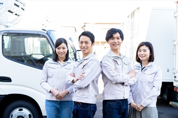 《横浜市金沢区》週払いOK・3ｔ車でのチルド、ドライ品の店舗配送ドライバー！（超高収入・夜勤帯）