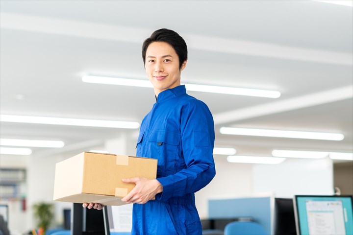 《宇都宮市》週払いOK・4ｔ車での工業用製品のセンター間配送ドライバー！（土日休み・残業ほぼなし）