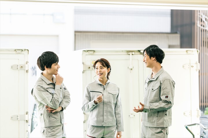 《尼崎市》週払いOK・3ｔ車でのチルド、ドライ商品のセンター間配送ドライバー！（WワークOK・短時間0:00～6:00）