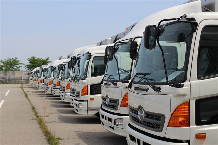 《ひたちなか市》週払いOK・4ｔ車でのエレベーター部品の集配ドライバー！（土日祝休み・日勤帯）