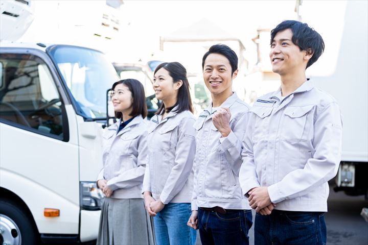 《四日市市》週払いOK・4ｔ車でのセンター、工場への自動車部品の配送ドライバー！（部品配送未経験OK・土日休み）