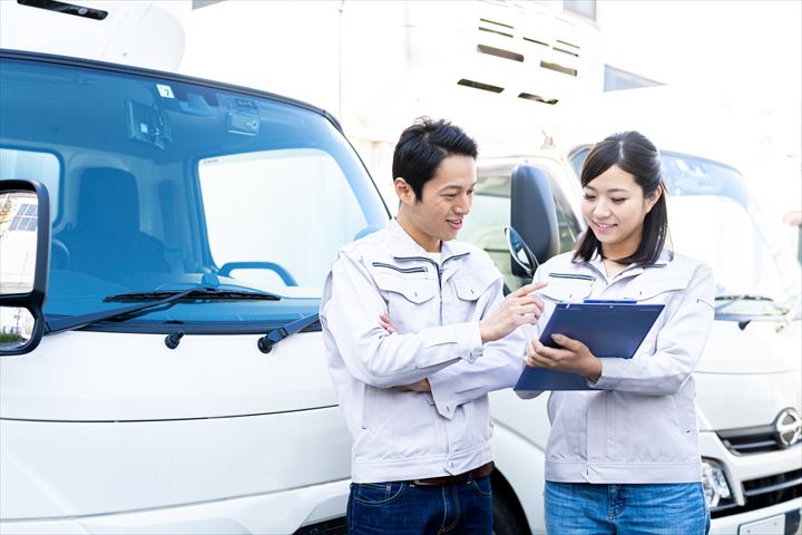 《北足立郡伊奈町》週払いOK・4ｔ車での食品のセンター間配送ドライバー！（Wワーク歓迎・日勤）
