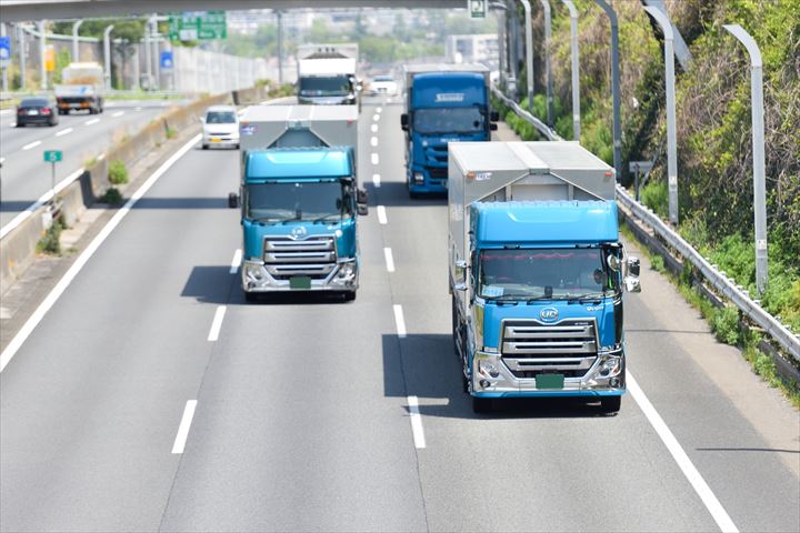 《京都市伏見区》週払いOK・3ｔ車での外食チェーン店などへの食材の配送ドライバー！（Web面接OK・高収入）