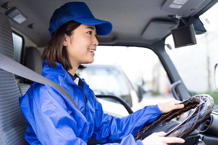 《八幡市》週払いOK・4ｔ車でのスーパーへのチルド品の配送ドライバー！（Web面接OK・週休2日）