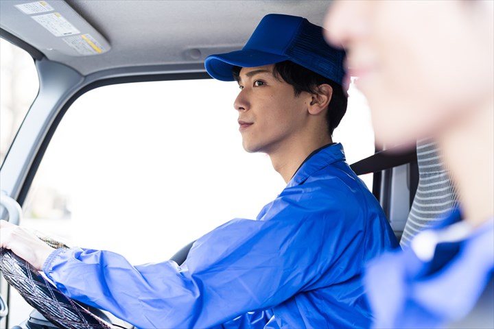 《乙訓郡大山崎町》週払いOK・4ｔ車での食品などの店舗配送ドライバー！（Web面接OK・週休2日）