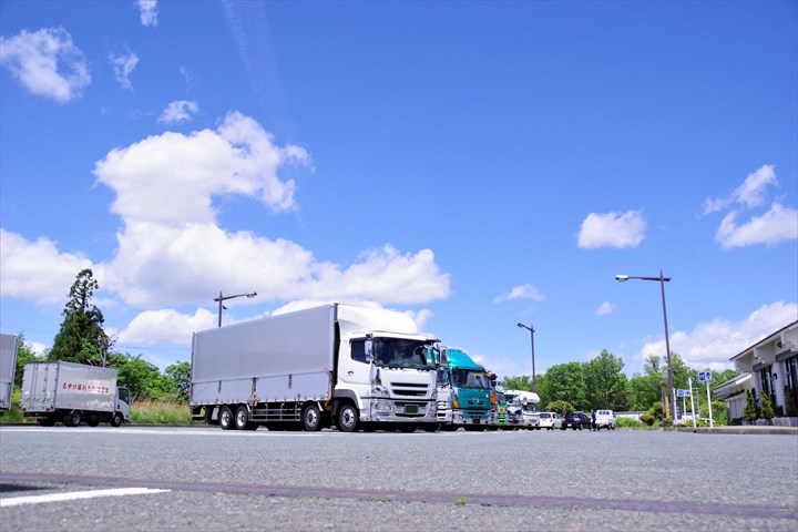 《豊田市》週払いOK・大型車でのフォークリフトの工場配送ドライバー！（Web面接OK・週休2日）