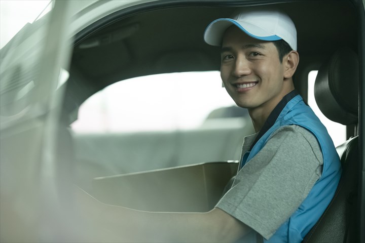 《高浜市》週払いOK・2ｔ車での食品の店舗配送ドライバー（週休2日・トラック未経験歓迎）