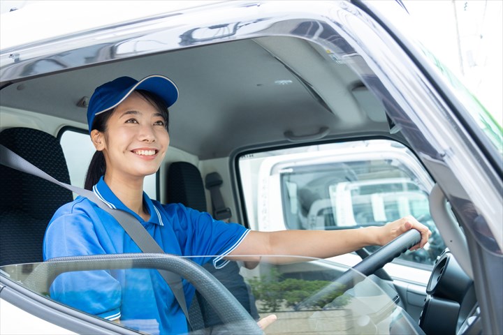 《川越市》週払いOK・4ｔ車でのチルド商品の店舗配送ドライバー！（週休2日・高時給）