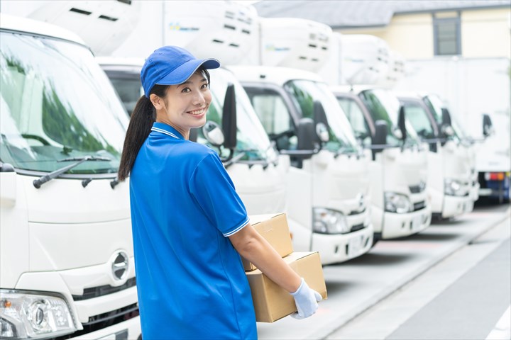 《昭島市》週払いOK・コンビニへのドライ商品の配送助手スタッフ！（WワークOK・短時間19:30～23:00）