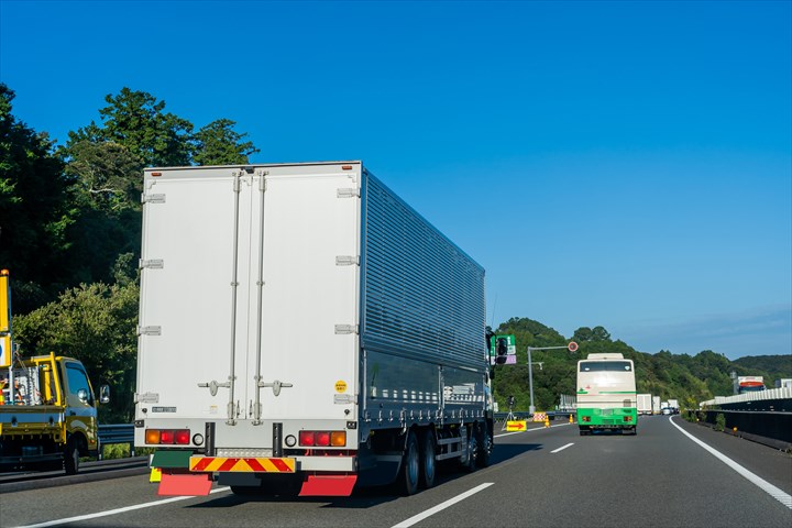 《北足立郡伊奈町》週払いOK・6ｔ増トン車でのチルド品のセンター間配送ドライバー！（Web面接OK・高収入）