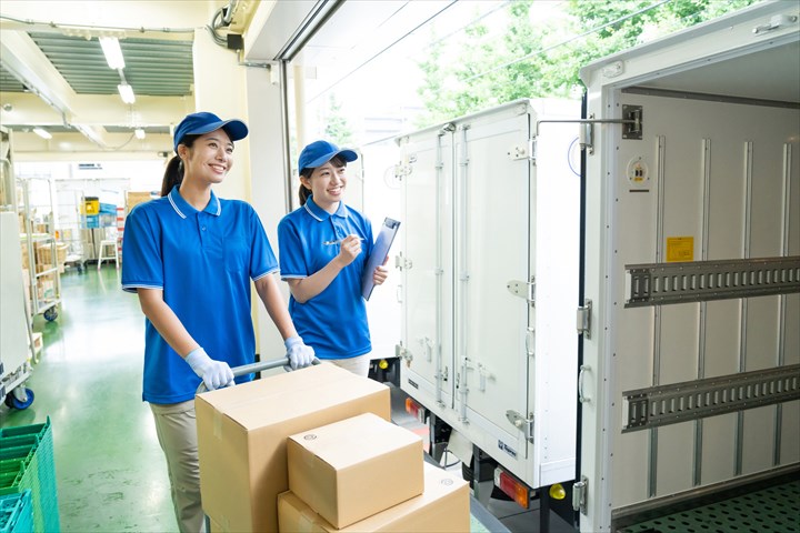 《愛西市》週払いOK・4ｔ車でのパン商品のセンター間配送ドライバー！（カート積み下ろし・短時間8:00～13:00）