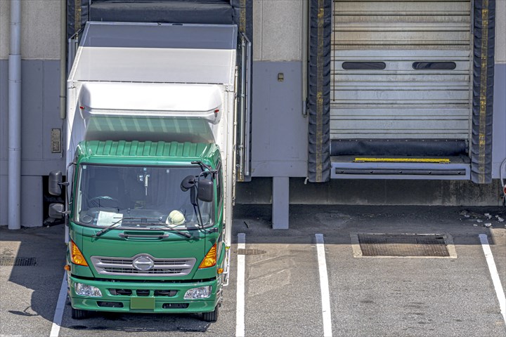 《久世郡久御山町》週払いOK・大型車での飲料のセンター間配送ドライバー！（週休2日・日勤）