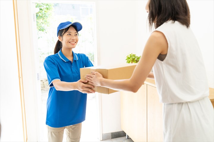 《綾瀬市》週払いOK・1.5ｔ車での食品などの個宅配送ドライバー！（Web面接OK・高時給）