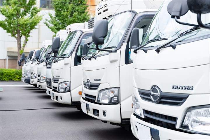 《さいたま市緑区》週払いOK・3ｔ車での3温帯食品と雑貨の店舗配送ドライバー！（Web面接OK・高収入）