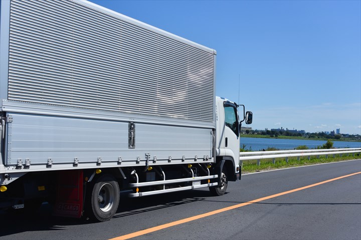 《豊田市》週払いOK・大型ウイング車での自動車部品のセンター間配送ドライバー！（高時給・土日祝休み）