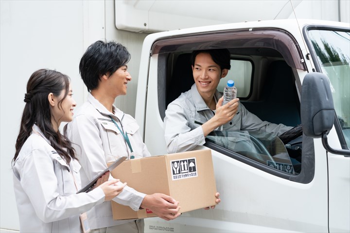 《佐世保市》週払いOK・4ｔ車での企業向け一般貨物の集配ドライバー！（土日祝休み・日勤）