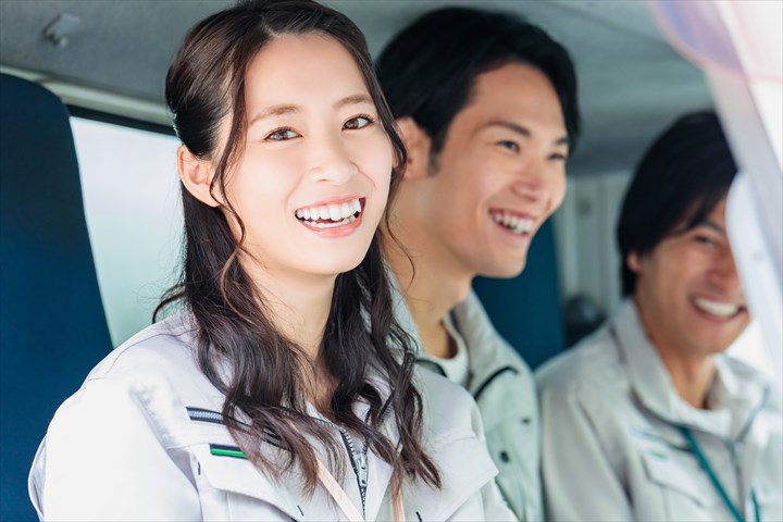 《太田市》週払いOK・4ｔ車での自動車部品のセンター間配送ドライバー！（運転中心・土日休み・日勤帯）