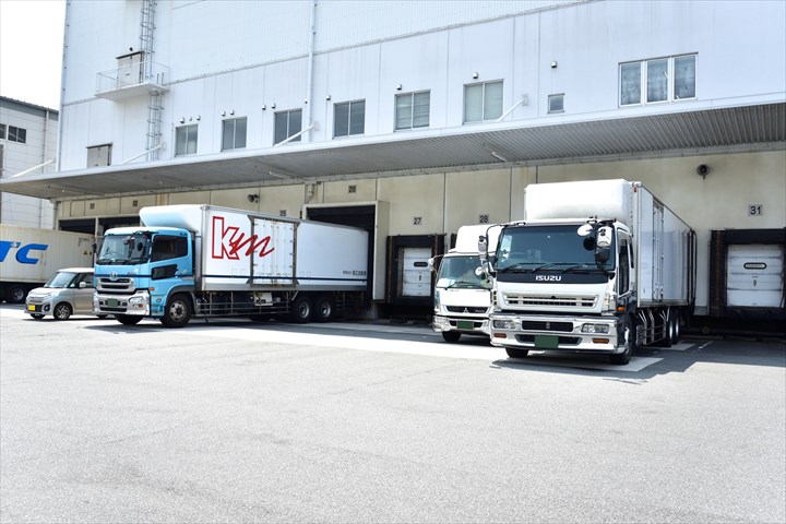 《尼崎市》週払いOK・4ｔ増トン車でのパンのセンター間配送ドライバー！（Web面接OK・高時給）