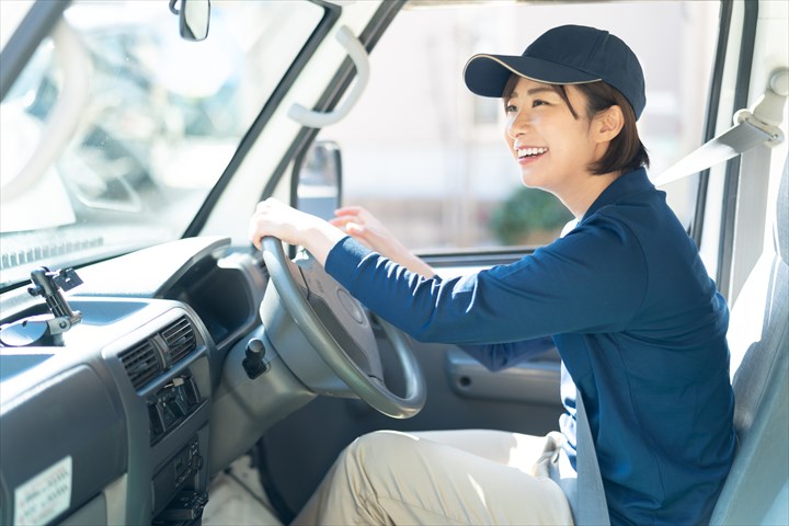 《目黒区》週払いOK・普通車での英会話教室利用者の送迎ドライバー！（Web面接OK・短時間12:30～19:30）