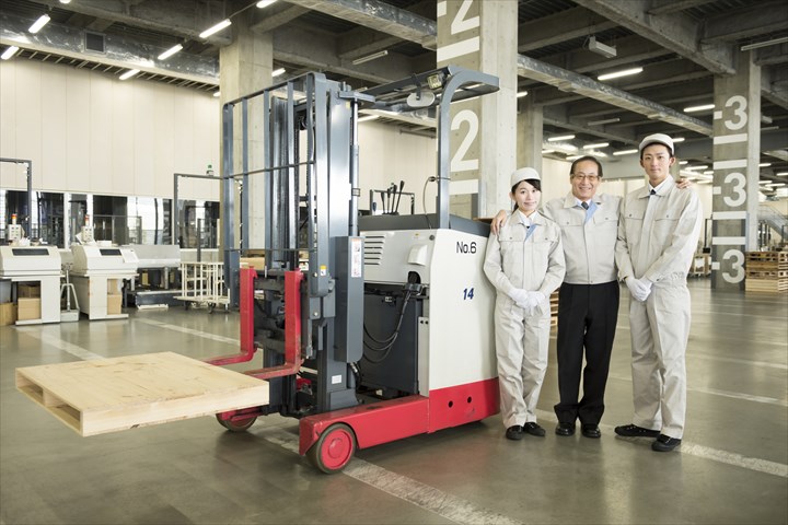 《西脇市》週払いOK・倉庫内にてフォークリフトを使用した一般貨物の入出庫作業スタッフ！（シニア活躍中・日勤帯）