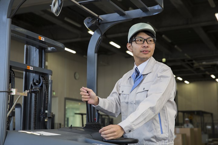《市原市》週払いOK・フォークリフトを使用した樹脂などの工業原料の移動業務スタッフ！（Web面接OK・高時給）