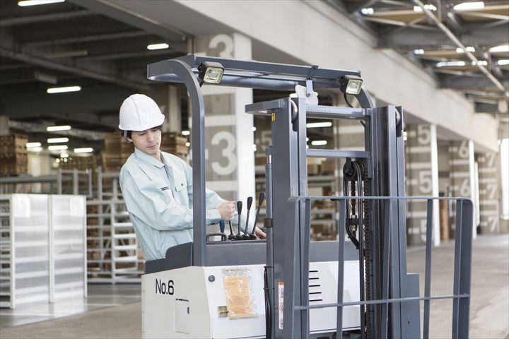 《川崎市川崎区》週払いOK・フォークリフトでのお酒の入出庫作業スタッフ！（Web面接OK・高時給）