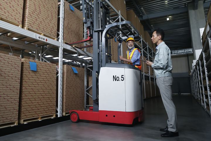 《川口市》週払いOK・リーチフォークを使用した食材の入出庫作業スタッフ！（Web面接OK・高収入）