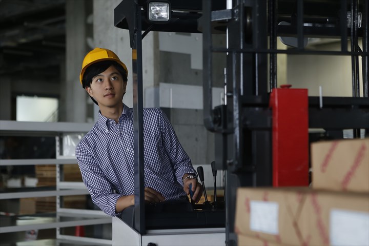 《姫路市》週払いOK・フォークリフトでのドライ食品の入出庫作業スタッフ！（週休2日・時間外勤務ほぼ無し）