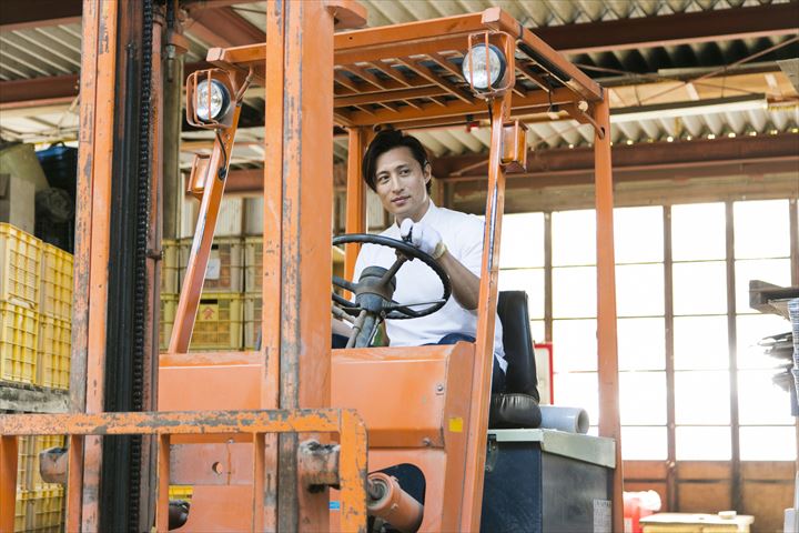 《草加市》週払いOK・カウンターフォークを使用した外壁の入出庫作業スタッフ！（高時給・土日祝休み）