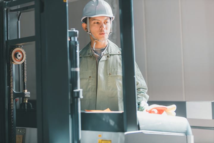 《川口市》週払いOK・リーチフォークを使用した食材の入出庫作業スタッフ！（Web面接OK・高収入）