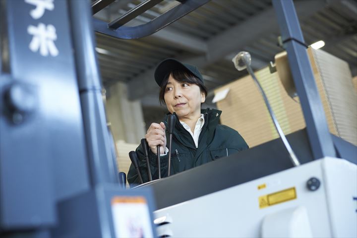 《仙台市青葉区》週払いOK・フォークリフトでのレンタル足場材の入出庫作業スタッフ！（高時給・日曜休み）