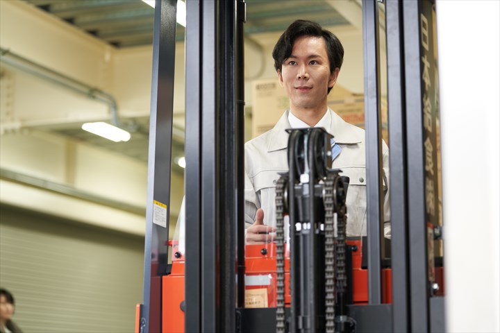 《西宮市》週払いOK・リーチフォークでの日用品の入出庫作業スタッフ！（2023年1月15日までの短期・短時間22:00～5：00）