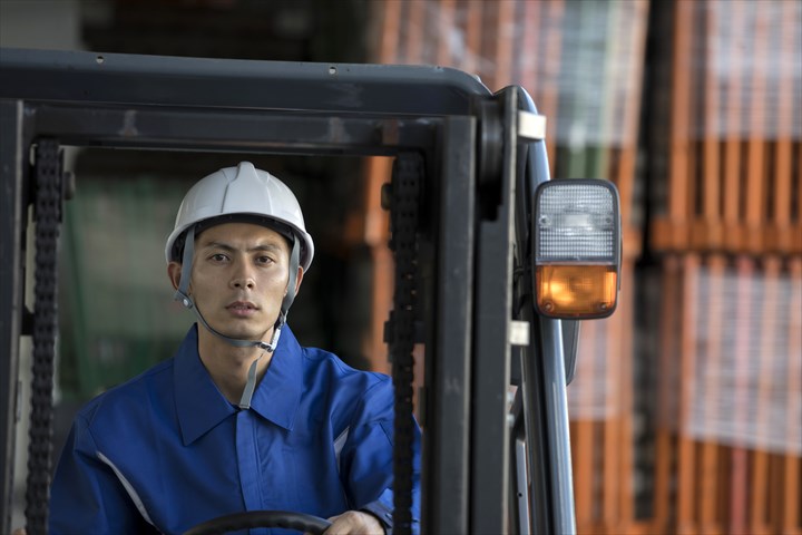 《伊賀市》週払いOK・フォークリフトでの電気機器の入出庫作業スタッフ！（土日祝休み・日勤）