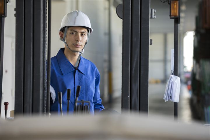 《伊丹市》週払いOK・カウンターフォークでの金属リサイクル資源の仕分け作業スタッフ！（未経験OK・高時給）