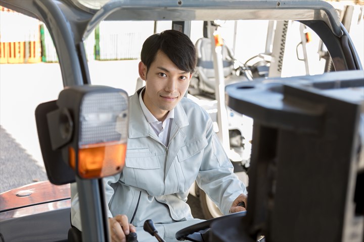 《松戸市》週払いOK・フォークリフトを使用したプラスチック製品の入出庫作業スタッフ！（Web面接OK・高時給）