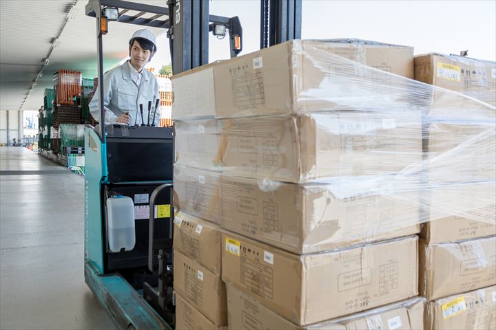 《横浜市鶴見区》週払いOK・倉庫内でのリーチフォークを使用した入出庫作業スタッフ！（Web面接OK・土日祝休み）