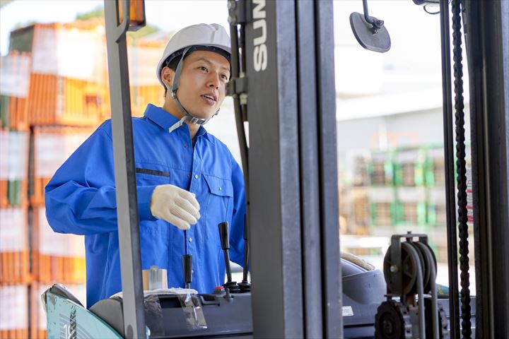 《品川区》週払いOK・フォークリフトでの廃材や金属クズの入出荷作業スタッフ！（高時給・日曜固定休み）