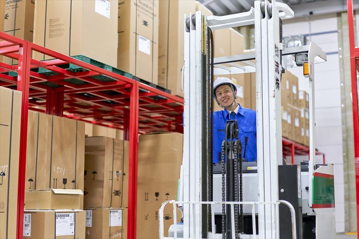 《常総市》週払いOK・フォークリフトでの加工食品の入出庫作業スタッフ！（土日休み・シニア活躍中）