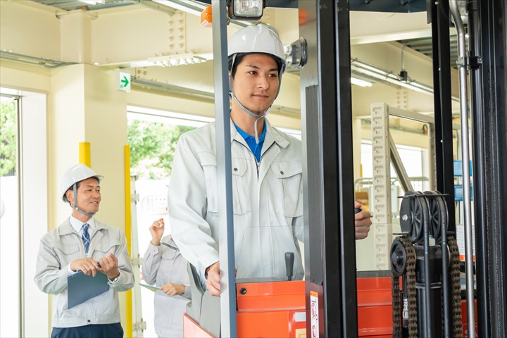 《大阪市住之江区》週払いOK・フォークリフトでの貨物の入出庫作業スタッフ！（土日祝休み・高時給）