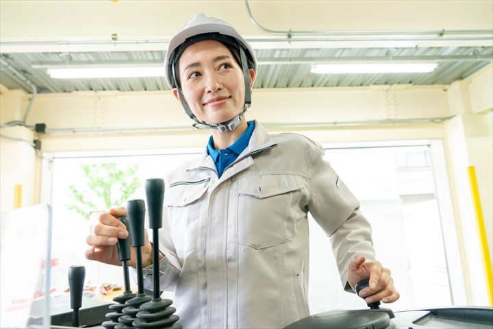 《焼津市》週払いOK・リーチフォークでの冷蔵庫内作業スタッフ！（短時間8:00～12:00・Wワーク歓迎）